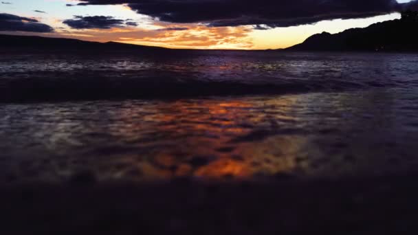 Beau coucher de soleil sur l'océan. Coucher de soleil sur la plage avec un beau ciel . — Video