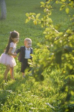 kardeş birlikte oynamak