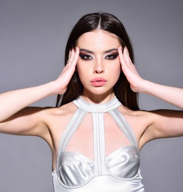 Makyaj modeli yumuşak bir cilt için. Trendy kadın şık uzun saçlı. Güzellik ve Kuaför. Moda bakmak kavramı. Güzel yüz makyaj kız. O harika bir tarzda var.