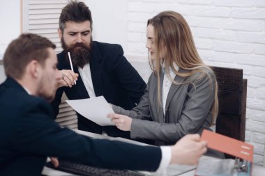 İş anlaşmaları, çalışma görevleri tartışmak. Office atmosfer kavramı. Toplantı, office arka plan iş arkadaşları. Bayan Yöneticisi Office meslektaşları ile çalışan işlemi düzenlemek çalışır