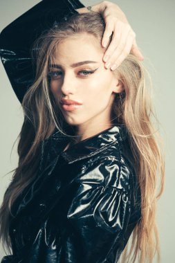 Uzun saçlı kadın. Seksi kadın stüdyoda poz portresi.