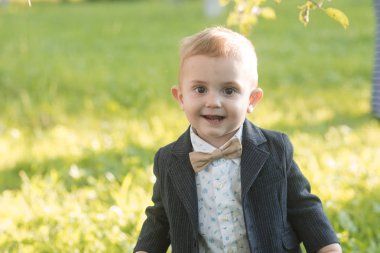 Çocuk gülümseme papyon ile yaz gününde, tatil