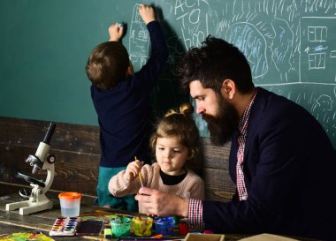 Yüksek okul veya üniversite öğrencileri Eğitim ve birlikte kitaplıkta okuma. Çocuk sınıf ile yetişmek için özel koç lazım. Öğretmen ve okul sınıfta, çizim ilköğretim çağındaki çocuklar.