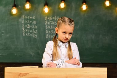 Bir dizüstü bilgisayar sınıfındaki izlerken bir sınav euphoric kız geçen öğrenci. Sınıf eğitim ve okuma birlikte lise üniversite öğrenci eğitim kavramları.