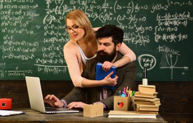 Onun öğrenme stili, atölye teknoloji iletişim eğitim iş için uygun yöntemi eğitim için öğrenci görünüyor, Öğretmen sınıfta masada oturuyor,