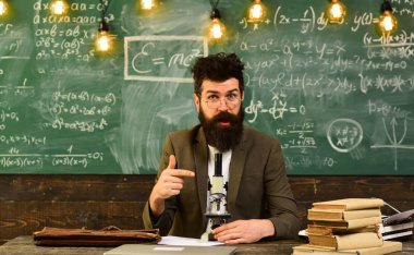 Başarılı öğretmenler her zaman zamanında ve hazırlanan. Üniversitesi Semineri. Öğretmen raporları yetenekli öğrencilerin hataları düzeltmek gönüllülük gözlük. Öğrenciler kampüste Eğitim bilgi kavramı.