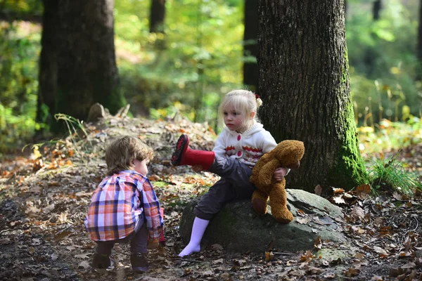 어린이 여자 발에 빨간 부츠를 넣어. 가 숲에 산책을 준비 하는 어린이 — 스톡 사진