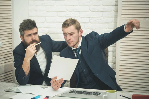 Právník nebo účetní poradenství podnikatel. Obchodní poradenská koncept. Podnikatelé na schůzce, office pozadí či obchodní partnery. Obchodní jednání, projednat podmínky dohody — Stock fotografie