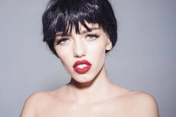 Retrato de jovem fêmea com penteado bob preto, lábios vermelhos sexy. Menina morena com cabelo curto brilhante brilhante isolado no fundo cinza. Conceito de beleza e cosméticos — Fotografia de Stock