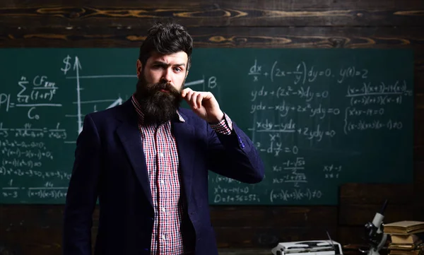 Estudantes universitários estudando e lendo juntos em conceitos de educação de classe. Conceito de tecnologia de estudo moderno. De volta à escola. envia feedbacks no e-mail com computador portátil . — Fotografia de Stock