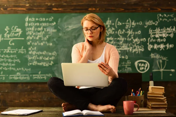 Ritratto di diligente scolaro e insegnante che parla a lezione, Relatore alla riunione universitaria in aula, Workshop di comunicazione tecnologica per l'educazione aziendale , — Foto Stock