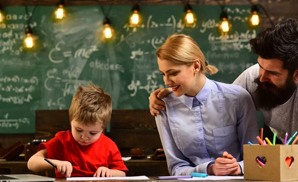 Nauczyciel stawia znaki wysyła sprzężeń zwrotnych na e-mail z komputera przenośnego, studenci mogą uzyskać korepetycje prawie każdy temat, pisania kompozycji na roczne przygotowanie do egzaminów Student, — Zdjęcie stockowe