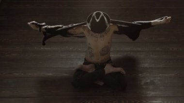 Lotus poz oturan adam. Dövmeli adam lotus poz. Katta oturan adam