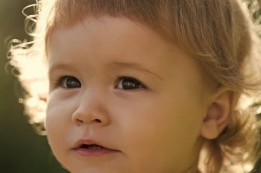 Çocuklar oynarken - mutlu oyun. Sarı saçlı küçük çocuk