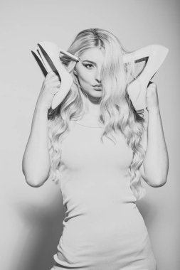 Kadın yüzü. Kızlar etkileyen konular. Moda model poz gri arka plan üzerinde ayakkabı ile.