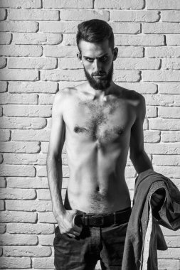 tuğla zemin üzerine ince çıplak gövde ile ince sakallı adam