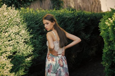 Kadın yüzü. Kızlar etkileyen konular. Yaz bahçesinde güzellik modeli