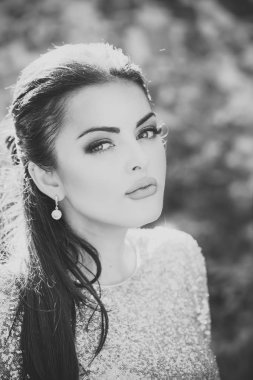 Moda modeli kadın fece kapatın. Mutlu duygu ile kadın yüz. Yüzünde makyaj moda modeli