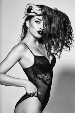 Kadın yüzü. Kızlar etkileyen konular. siyah sütyen kırmızı dudaklar ile seksi kadın dövmesi var