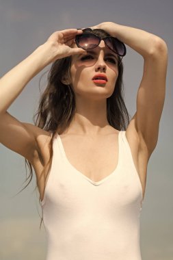 Kadın yüzü. Kızlar etkileyen konular. Güzellik ve yaz moda.