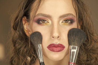 Kadın yüzü. Kızlar etkileyen konular. Güzellik kadın makyaj fırçaları ile son saatlerinde yanında bulunanlar. Güzellik modeli uygulamak toz yüzünde