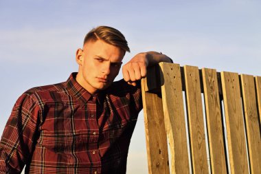 Yakışıklı adam yüz. Açık havada gün batımını izlemek genç adam.