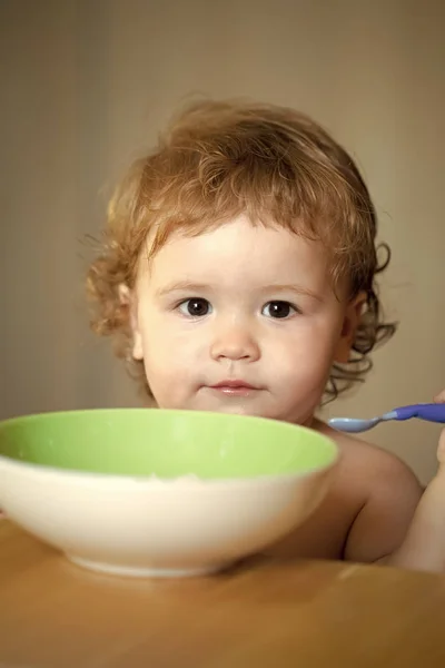 Brincar com crianças. Retrato de doce menino comendo — Fotografia de Stock