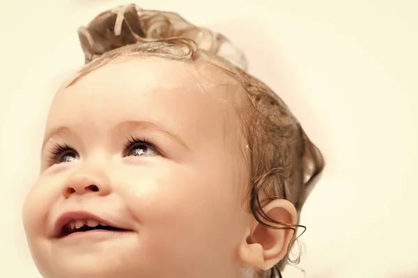 Концепция счастья детей детского детства. Портрет мальчика в ванной — стоковое фото
