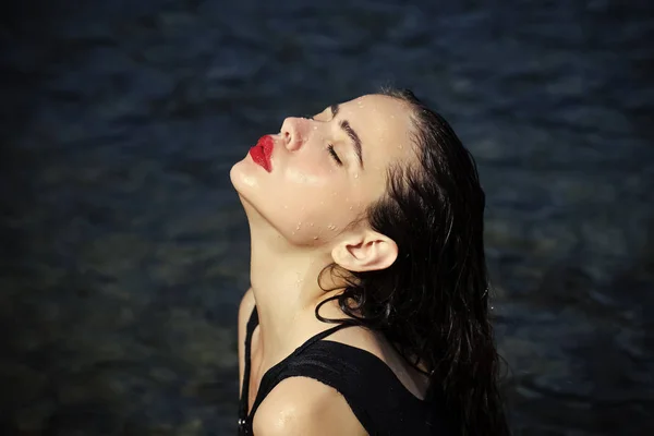 Kadın Yüzme plaj, doğa, uzun saçları ıslak kız. — Stok fotoğraf
