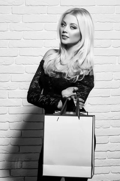 Beauté du visage de femme. jolie fille avec sac à provisions — Photo