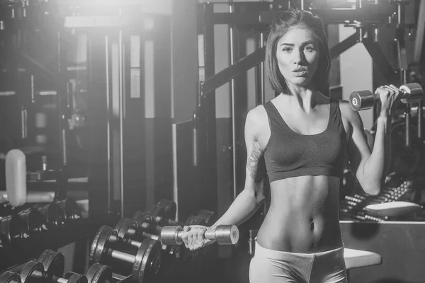 Kadın yüzü. Kızlar etkileyen konular. çok seksi kadın metalik dumbbells ile eğitim — Stok fotoğraf