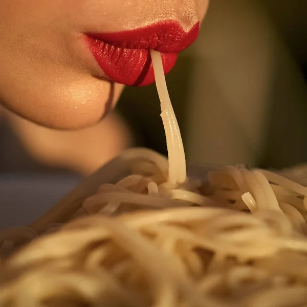 女人面对美丽。性感的红唇吃意大利面食。性感的女人吃通心粉与红唇, 食物. — 图库照片