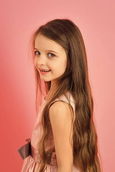 Infancia, mirada, felicidad, peinado. Retrato de cara de niña en tu anuncio . — Foto de Stock