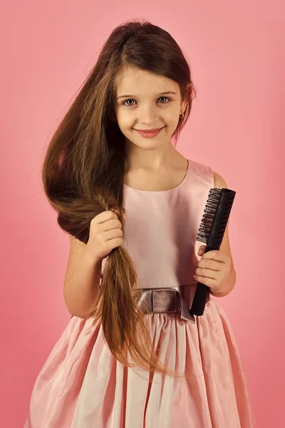 Τα παιδιά αντιμετωπίζουν την περιποίηση του δέρματος. Πορτρέτο κορίτσι πρόσωπο στο advertisnent σας. Κομμωτήριο, κομμωτήριο, περιποίηση μαλλιών, βλέμμα. — Φωτογραφία Αρχείου