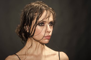 Yüz moda kız ya da kadın web sitenizde. Senin advertisnent kız yüz portre. genç moda kadın cilt bakımı. Cilt Bakımı ve makyaj kadın siyah arka plan, kopya alanı üzerine.