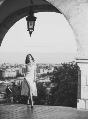 Şehvetli seksi kadın. Şehir Manzaralı Teras geline açık yaz portresi