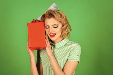 Şehvetli seksi kadın. Siber Pazartesi, retro hediye kadınla