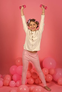 Moda genç çocuk modeli fece kapatın. Yüz kadın çocuk mutlu duygu ile. Balonlar, dumbbells ile çocuk.
