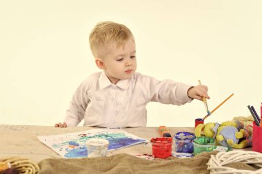 Moda genç çocuk modeli fece kapatın. Yüz kadın çocuk mutlu duygu ile. Mutlu Paskalya oğlu başlar Paskalya yumurtaları için avlamak için