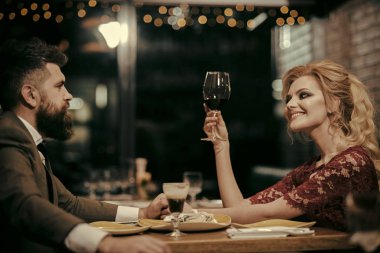 Kafede veren bir tarihte şirin çift