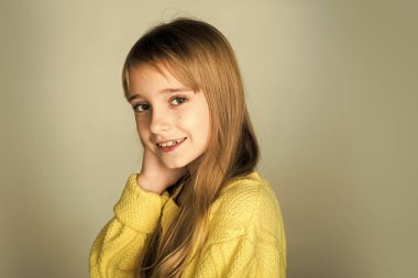 Güzel yüzü şık kızla. Kozmetik ve sağlıklı saç Güzellik veya çocuk moda. Kuaför, Cilt Bakımı, rahat tarzı, denim. Manken ve güzellik bak. Uzun saçlı küçük kız. Yüz çocuk