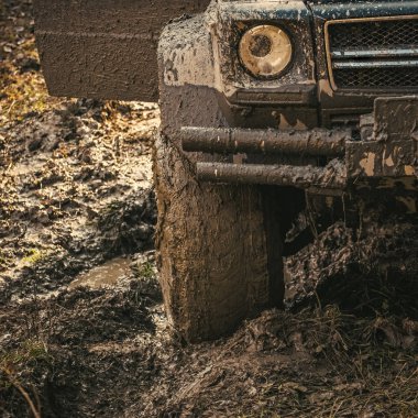 Kirli offroad Lastik çamurla kaplı. Kötü durumda olan derin tek tekerlek