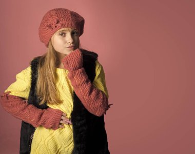 Uzun saçlı küçük kız. Manken ve güzellik bak. Kuaför, Cilt Bakımı, rahat tarzı, denim. Güzellik ve çocuk moda. Şık güzel yüz kızla.