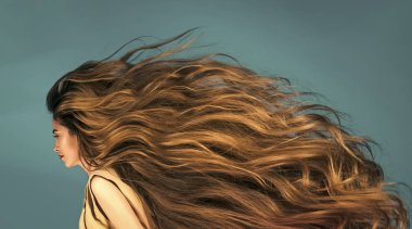 Şehvetli seksi kadın. Şehvetli seksi kadın. Kuaför salonu ve Kuaför. Güzellik ve moda. Saç stili ve sağlık. Mavi arka plan üzerinde uzun sağlıklı saçlı kadın. Güzel saçlı kız bak.