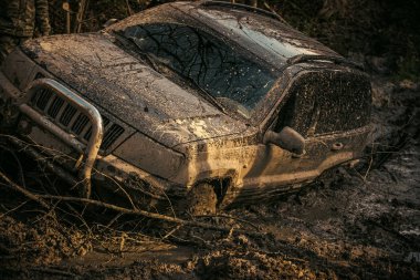 Derin azgınlık ile yolda çamur kaplı Suv.