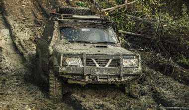 Kirli offroad araba arka plan üzerinde doğa ile.