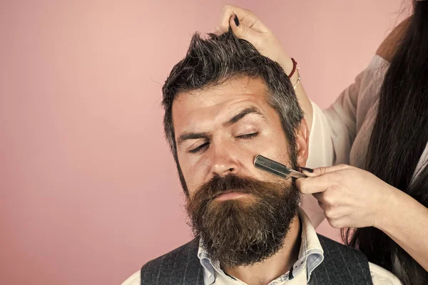 Homem barbudo beber uísque, mulher sexy com cabelo encaracolado longo . — Fotografia de Stock