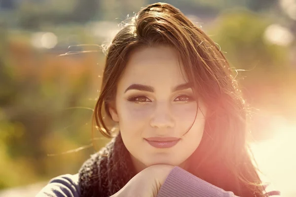 Chica con la cara de maquillaje sonriendo en el día soleado —  Fotos de Stock