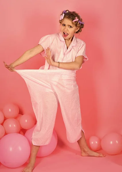 Cara de moda niña o niño en su sitio web. Niño feliz, pequeña chica increíble con cabello moreno en globos — Foto de Stock