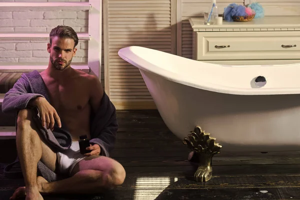 Cara de homem bonito. Homem com frasco de perfume — Fotografia de Stock